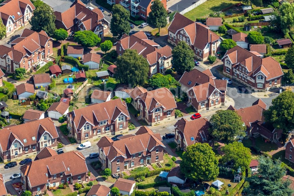 Aerial photograph Bottrop - Residential area of a multi-family house settlement Kellermannstrasse - Wortmannstrasse - Hardenbergstrasse in Bottrop in the state North Rhine-Westphalia, Germany