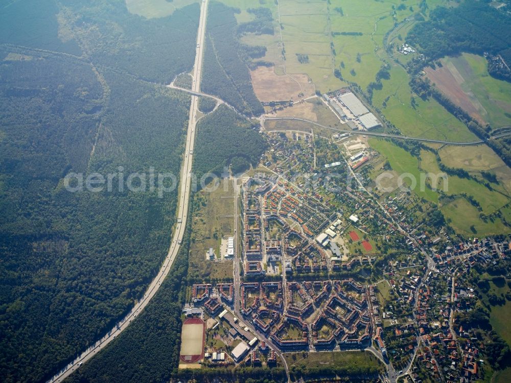 Aerial photograph Potsdam - Residential area of a multi-family house settlement Road on Hirtengraben in new housing estate Kirchsteigfeld in Potsdam in the state Brandenburg