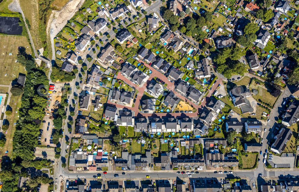 Aerial photograph Bottrop - Residential area of a multi-family house settlement on Kruemmerstrasse in the district Eigen in Bottrop at Ruhrgebiet in the state North Rhine-Westphalia, Germany