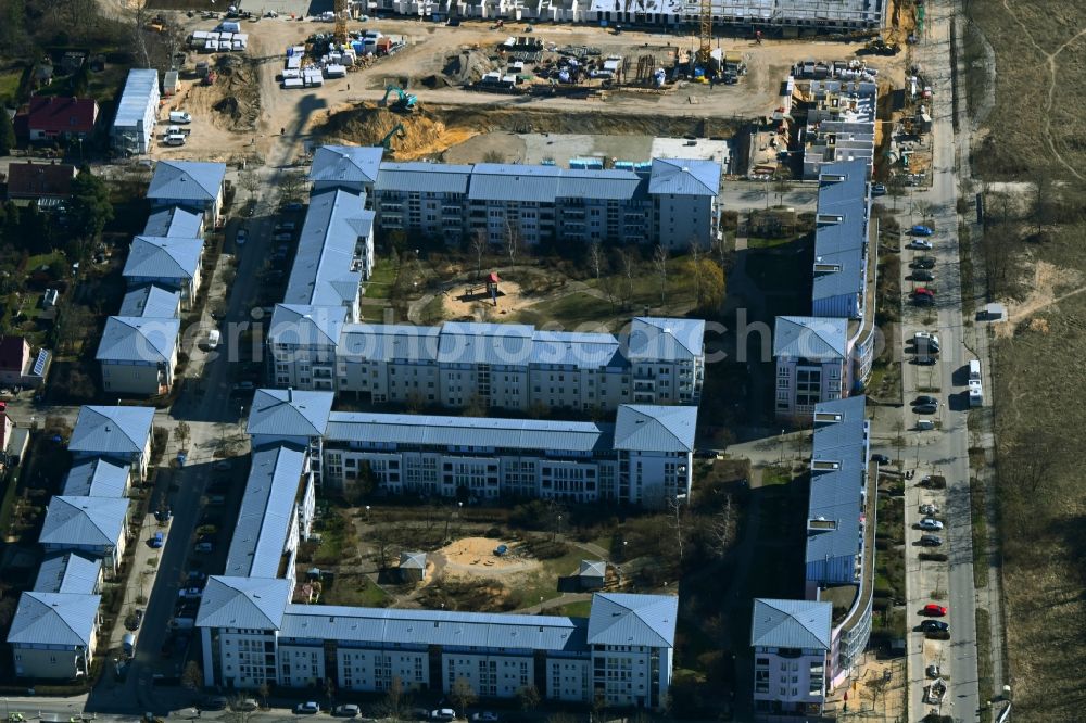 Berlin from the bird's eye view: Residential area of a multi-family house settlement on Kunibertstrasse - Anne-Frank-Strasse in the district Altglienicke in Berlin, Germany