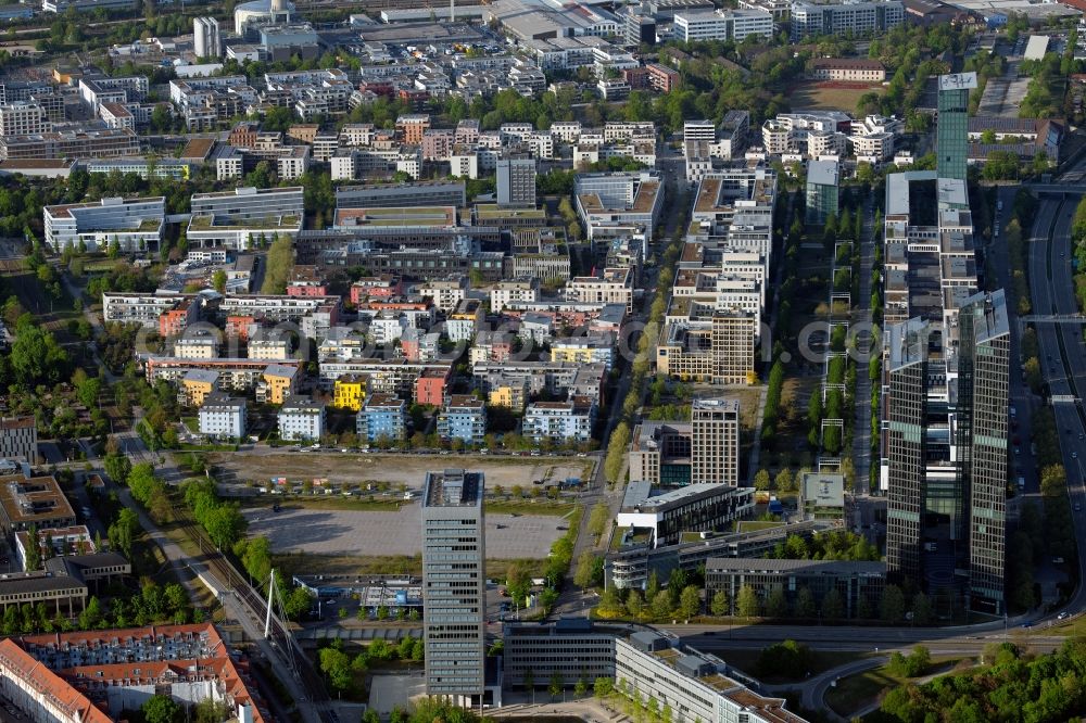 München from the bird's eye view: Residential area of a??a??an apartment building on Lilly-Reich-Strasse - Lyonel-Feininger-Strasse in the district of Schwabing-Freimann in Munich in the state Bavaria, Germany