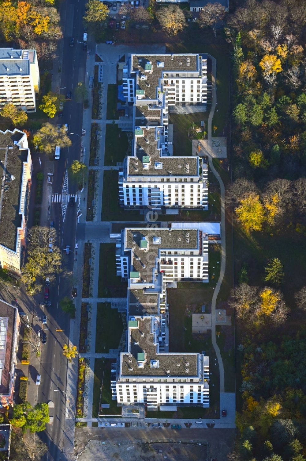 Berlin from the bird's eye view: Residential multi-family housing development on the Mariendorfer Weg in the district Neukoelln in Berlin, Germany