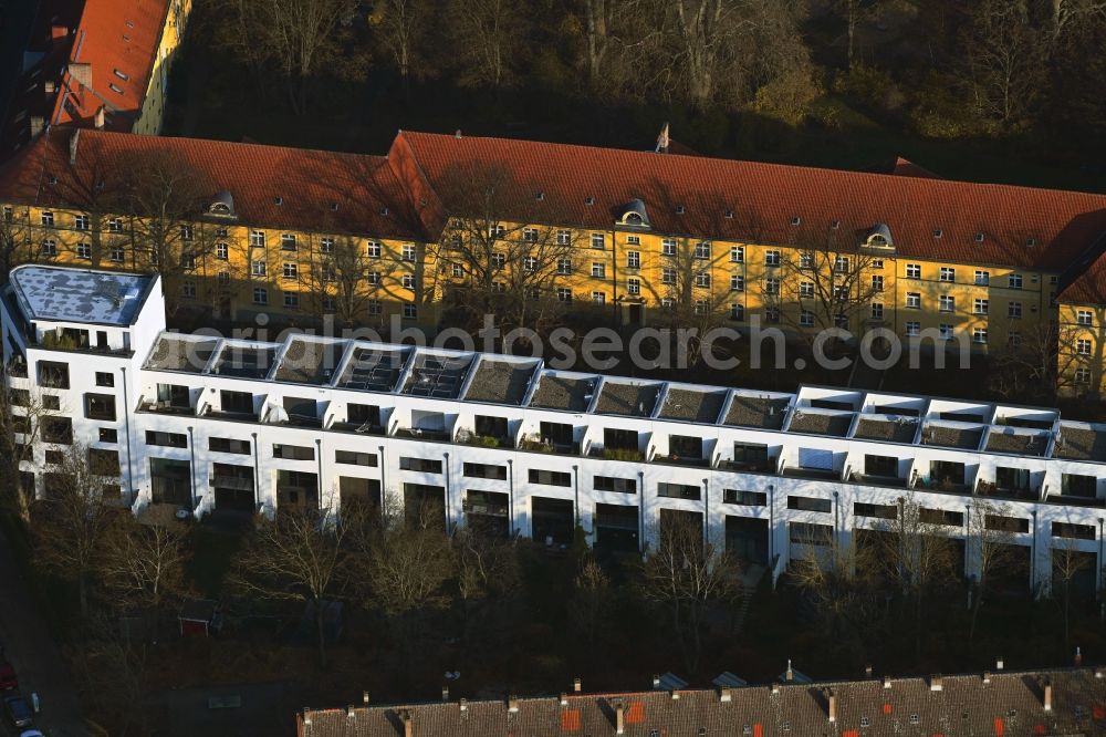 Berlin from the bird's eye view: Residential area of a multi-family house settlement Mendelstrasse - Wolfshagener Strasse - Stiftsweg in the district Pankow in Berlin, Germany