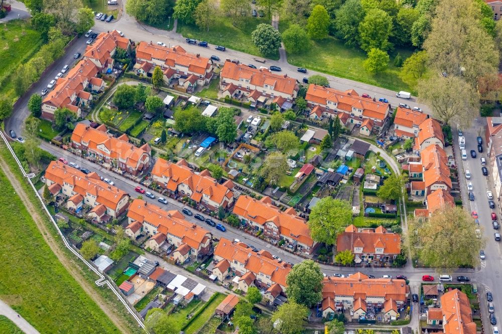 Gelsenkirchen from the bird's eye view: Residential area of a multi-family house settlement on Gertrudstrasse ecke Ostfalenstrasse in the district Buer in Gelsenkirchen at Ruhrgebiet in the state North Rhine-Westphalia, Germany