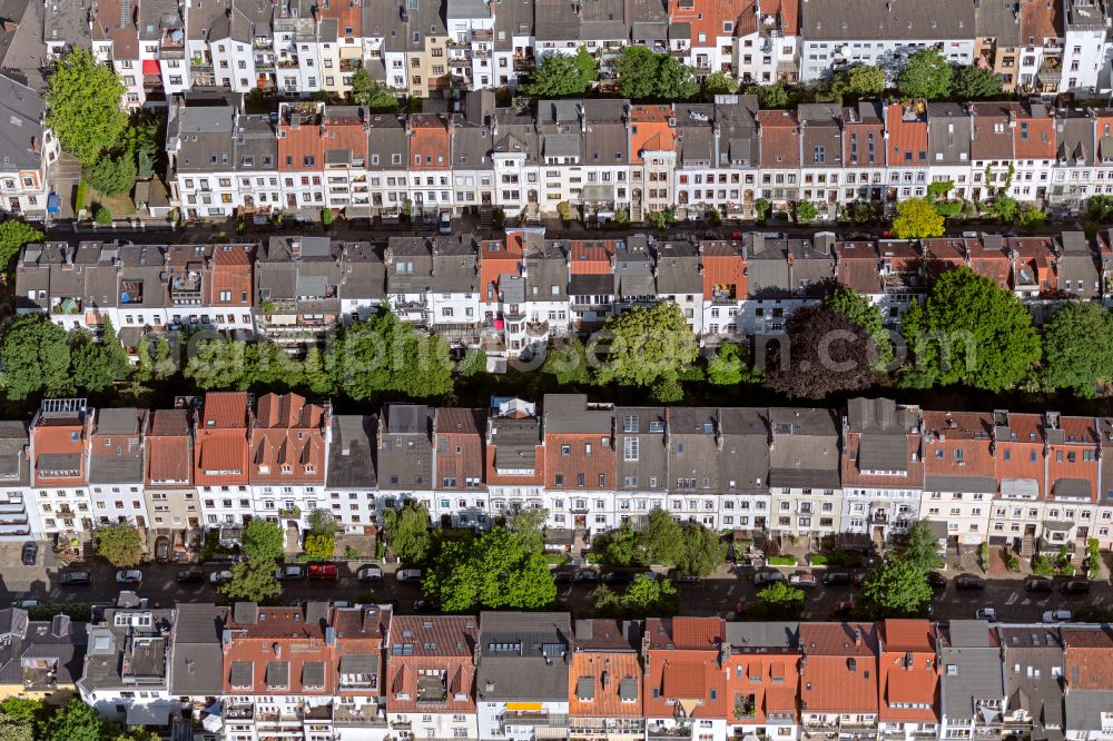 Bremen from the bird's eye view: Residential area of a multi-family house settlement on Bismarckstrasse in the district Fesenfeld in Bremen, Germany