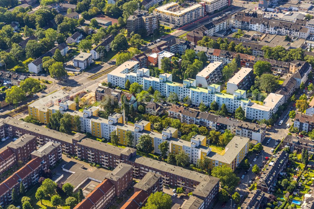 Aerial image Duisburg - Residential area of a multi-family house settlement on Nikolaistrasse - Hultschiner Strasse - Posener Strasse in the district Wanheimerort in Duisburg at Ruhrgebiet in the state North Rhine-Westphalia, Germany