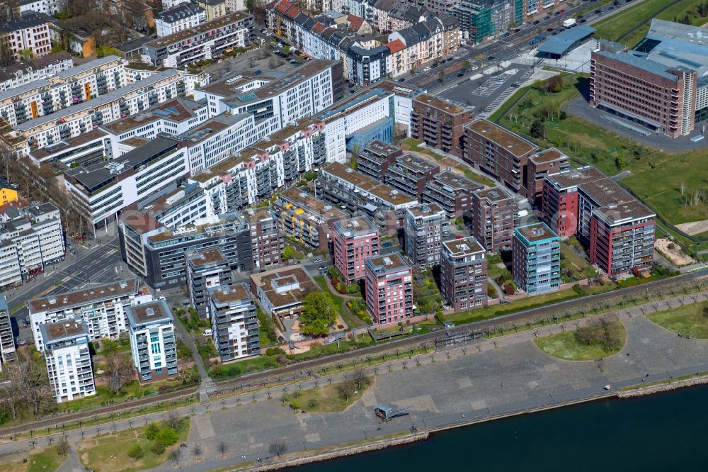 Aerial photograph Frankfurt am Main - Residential area of a multi-family house settlement Oskar-von-Miller-Strasse - Eckhardtstrasse in the district Ostend in Frankfurt in the state Hesse, Germany