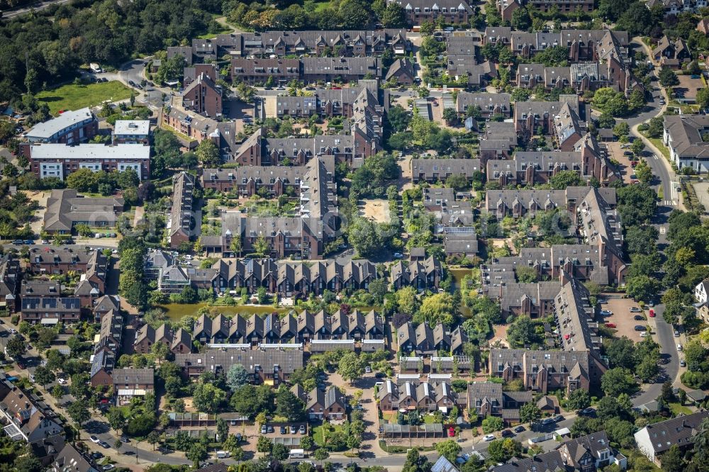 Aerial photograph Düsseldorf - Residential area of a multi-family house settlement Otto-Hahn-Siedlung on Otto-Hahn-Strasse in the district Wersten in Duesseldorf at Ruhrgebiet in the state North Rhine-Westphalia, Germany