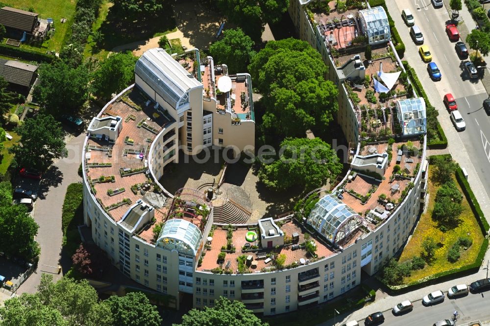 Berlin from above - Residential area of a multi-family house settlement in snail shape on Parchimer Allee in the district Britz in Berlin, Germany