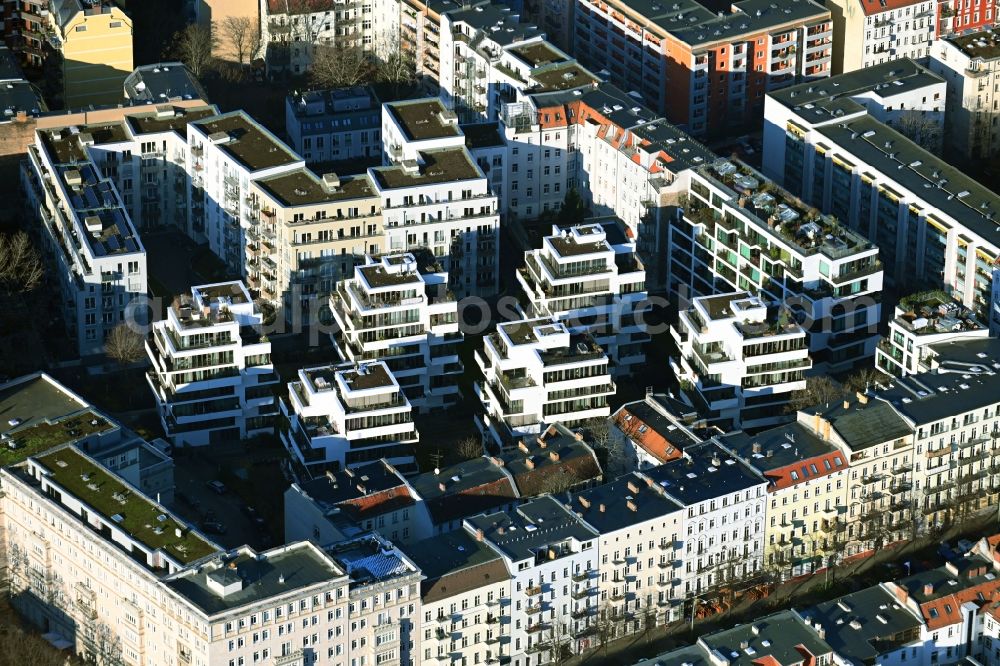 Aerial image Berlin - Residential area of a multi-family house settlement on Proskauer Strasse - Rigaer Strasse - Liebigstrasse in Berlin, Germany