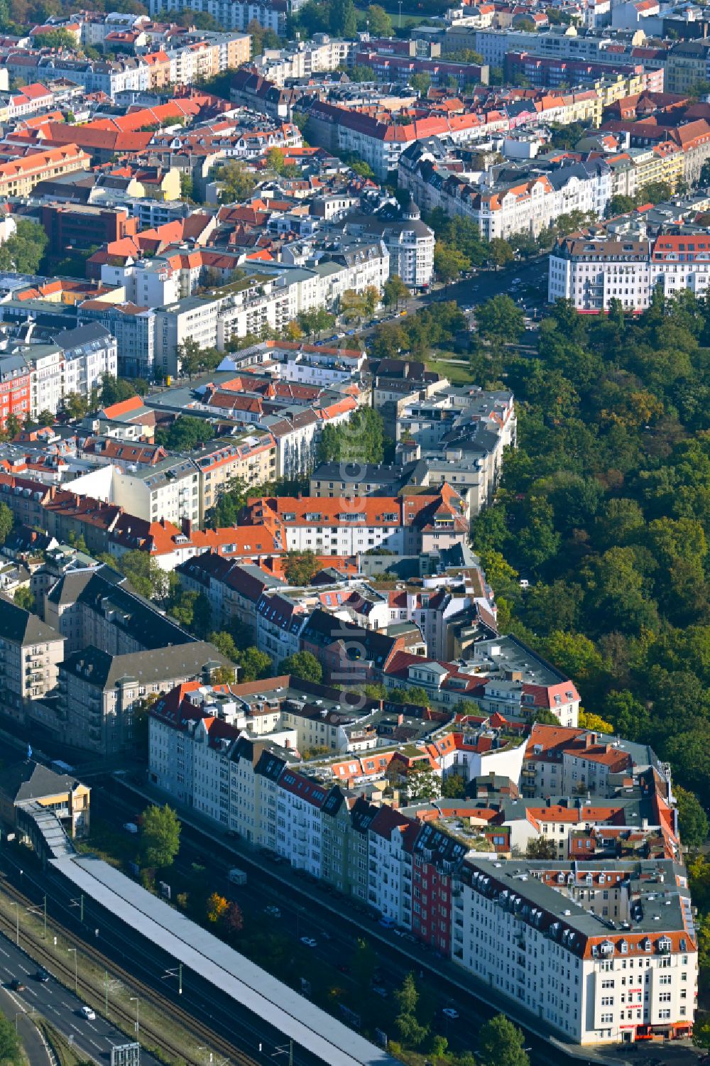 Aerial photograph Berlin - Residential area of a multi-family house settlement Riehlstrasse - Wundtstrasse in the district Charlottenburg in Berlin, Germany