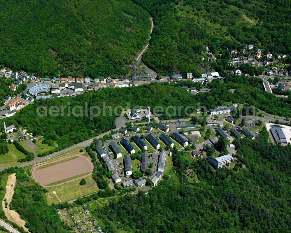 Idar-Oberstein from the bird's eye view: Residential area of a multi-family house settlement Am Rilchenberg in Idar-Oberstein in the state Rhineland-Palatinate, Germany