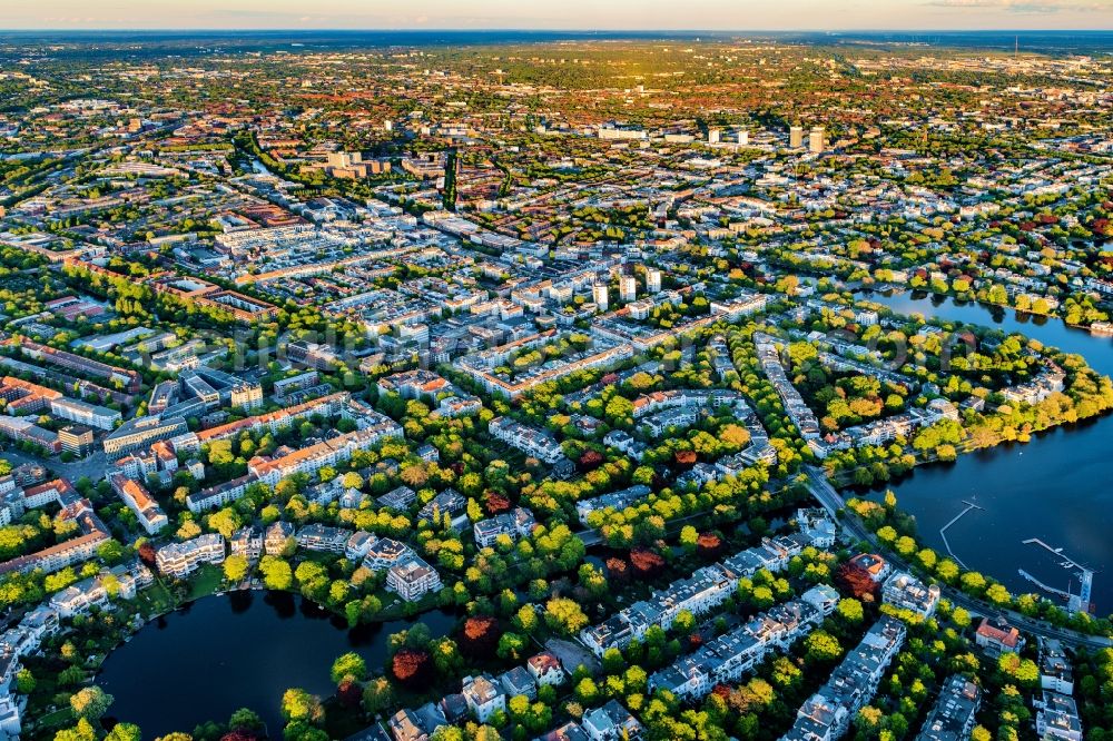 Aerial image Hamburg - Residential area of a multi-family house settlement at the Rondeelteich on Dorotheenstrasse in the district Winterhude in Hamburg, Germany