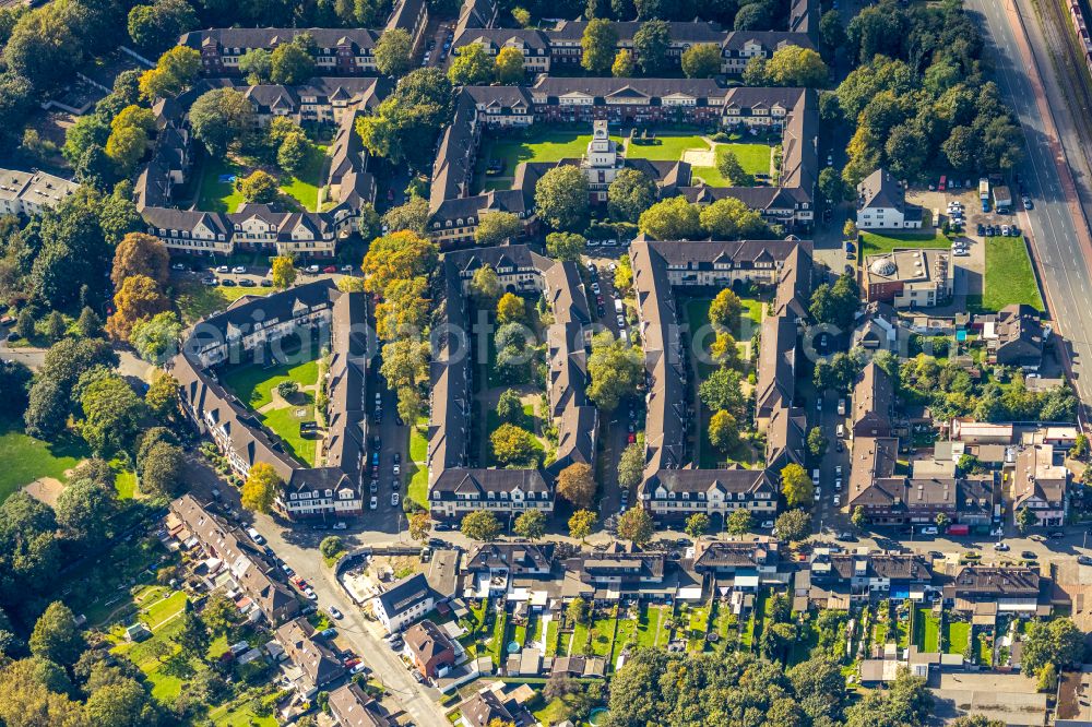 Duisburg from above - residential area of a multi-family house settlement an der Rosenbergstrasse - on Batterie in the district Huettenheim in Duisburg at Ruhrgebiet in the state North Rhine-Westphalia, Germany