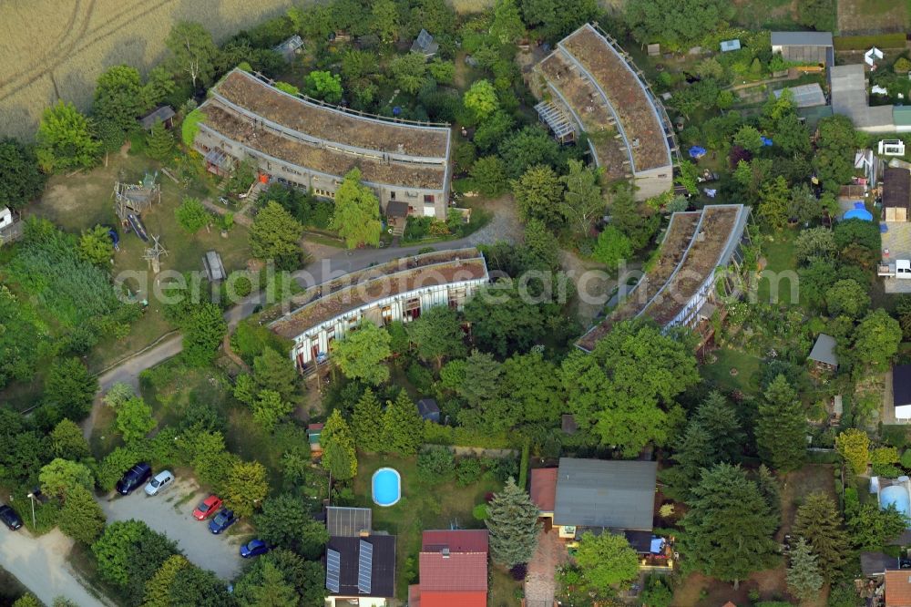 Schöneiche bei Berlin from the bird's eye view: Multi-family house settlement in Schoeneiche bei Berlin in the state of Brandenburg. The architectural distinct complex of four round buildings is located on Landhof street in the Northeast of Schoeneiche one a field