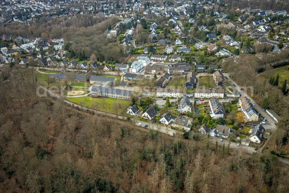 Essen from above - Residential area of a multi-family house settlement and the school building of the Schmachtenbergschule on Schmachtenbergstrasse in the district Kettwig in Essen at Ruhrgebiet in the state North Rhine-Westphalia, Germany