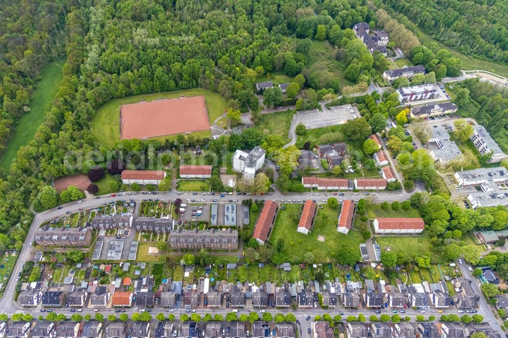 Gladbeck from the bird's eye view: Residential area of a multi-family house settlement with a sports ground on Busfortshof in Gladbeck at Ruhrgebiet in the state North Rhine-Westphalia, Germany