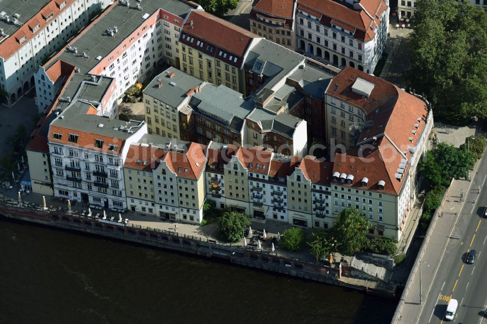 Aerial photograph Berlin - Residential area of the multi-family house settlement on Spreeufer in Nikolaiviertel in the district Mitte in Berlin, Germany