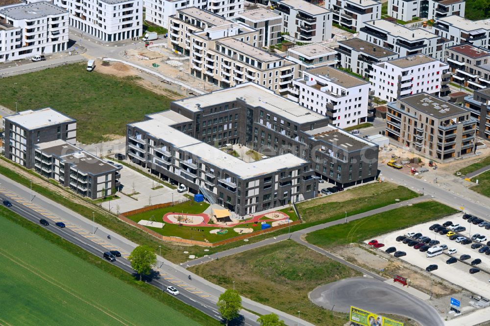 Wolfsburg from the bird's eye view: Apartment building new building on Nordsteimker Strasse Steimker Gardens - Three Gardens - Blue Garden, Magnolia Garden, in the district of Hellwinkel in Wolfsburg in the state Lower Saxony, Germany