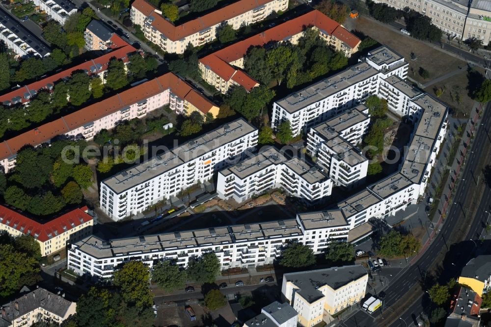 Aerial image Berlin - Residential area of a multi-family house settlement Treskow-Hoefe on Treskowallee corner Hoenower Strasse in the district Karlshorst in Berlin, Germany