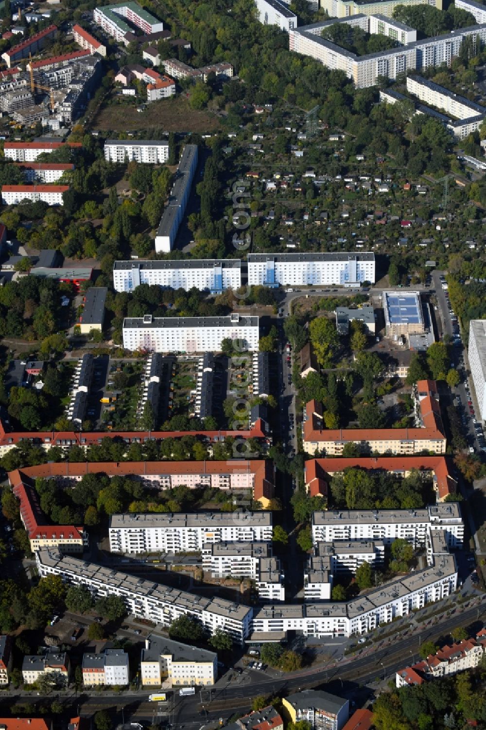 Aerial image Berlin - Residential area of a multi-family house settlement Treskow-Hoefe on Treskowallee corner Hoenower Strasse in the district Karlshorst in Berlin, Germany