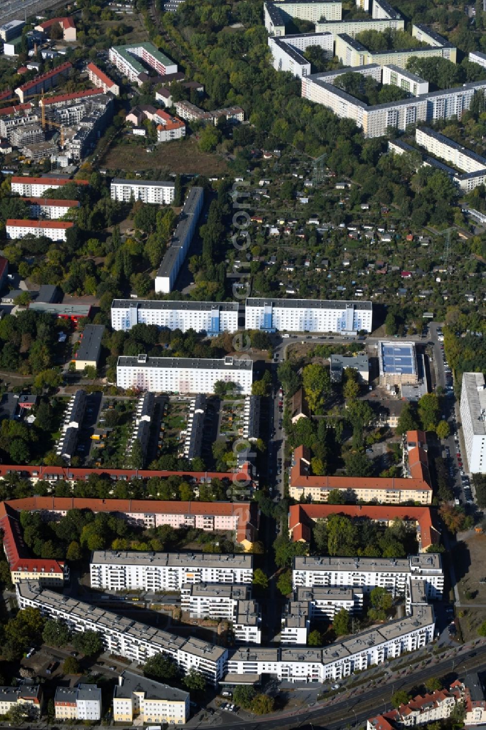 Aerial photograph Berlin - Residential area of a multi-family house settlement Treskow-Hoefe on Treskowallee corner Hoenower Strasse in the district Karlshorst in Berlin, Germany