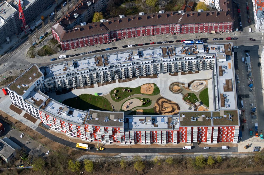 München from above - Residential area of a multi-family house settlement Welfengarten on Welfenstrasse - Tassiloplatz in the district Au-Haidhausen in Munich in the state Bavaria, Germany