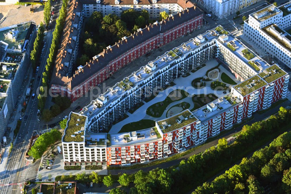 München from above - Residential area of a multi-family house settlement Welfengarten on Welfenstrasse - Tassiloplatz in the district Au-Haidhausen in Munich in the state Bavaria, Germany