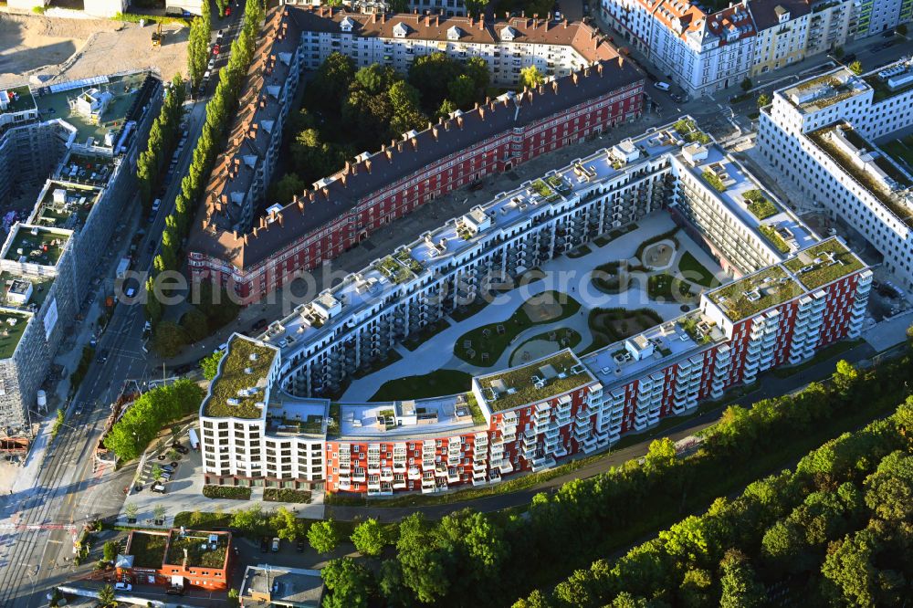 München from the bird's eye view: Residential area of a multi-family house settlement Welfengarten on Welfenstrasse - Tassiloplatz in the district Au-Haidhausen in Munich in the state Bavaria, Germany