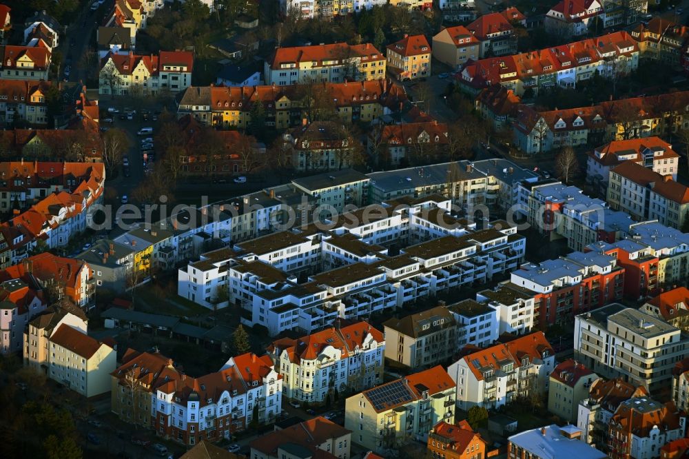 Erfurt from the bird's eye view: Residential area of a multi-family house settlement Windthorststrasse in the district Loebervorstadt in Erfurt in the state Thuringia, Germany