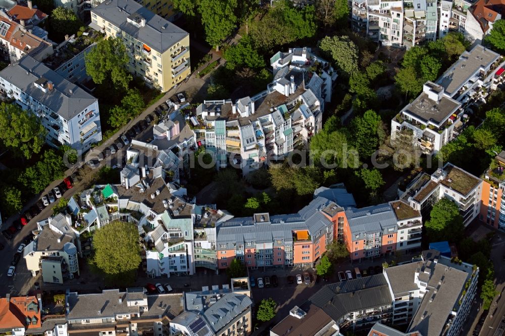 München from the bird's eye view: Residential area of a??a??an apartment building on Zittelstrasse - Fallmerayerstrasse in the district Schwabing-West in Munich in the state Bavaria, Germany