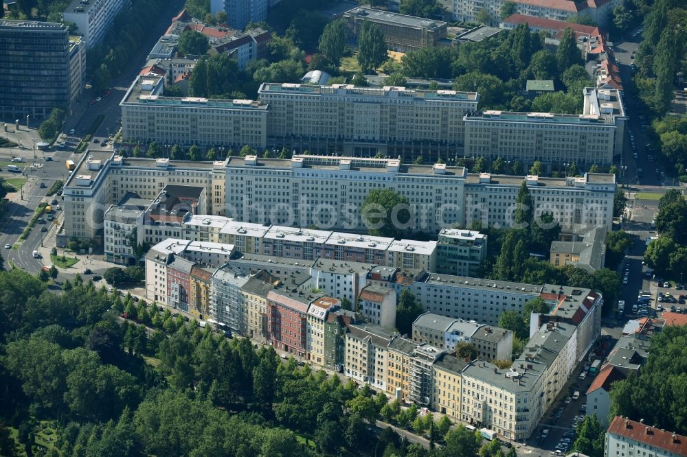 Aerial image Berlin - Residential area of a multi-family house settlement between of Friedenstrasse and of B1/5 in the district Friedrichshain-Kreuzberg in Berlin, Germany