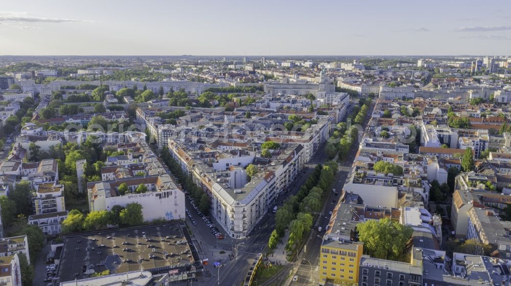 Aerial image Berlin - Residential area of a multi-family house settlement between Gubener Strasse and B96a in the district Friedrichshain in Berlin, Germany