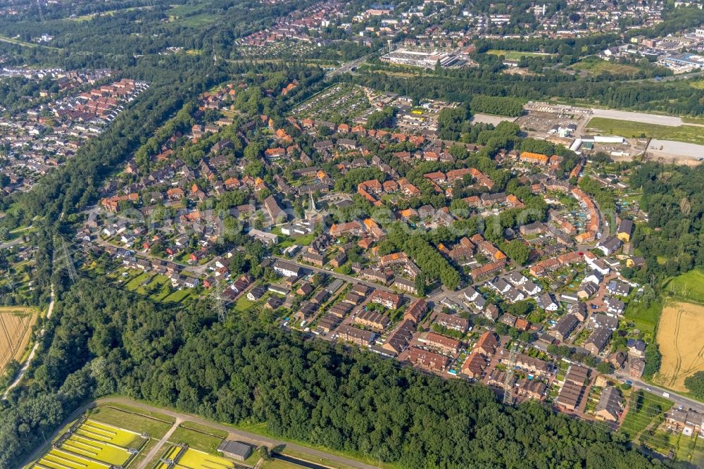 Duisburg from above - Residential area of a multi-family house settlement with a church building in the center between Am Dyck - Dr.-Hans-Boeckler-Strasse - Schachtstrasse in the district Wehofen in Duisburg at Ruhrgebiet in the state North Rhine-Westphalia, Germany