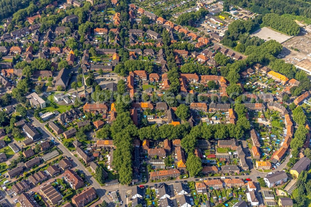 Aerial image Duisburg - Residential area of a multi-family house settlement with a church building in the center between Am Dyck - Dr.-Hans-Boeckler-Strasse - Schachtstrasse in the district Wehofen in Duisburg at Ruhrgebiet in the state North Rhine-Westphalia, Germany