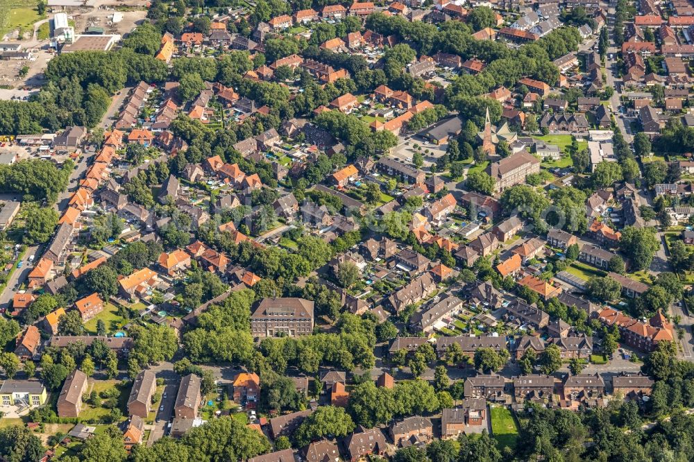 Duisburg from the bird's eye view: Residential area of a multi-family house settlement with a church building in the center between Am Dyck - Dr.-Hans-Boeckler-Strasse - Schachtstrasse in the district Wehofen in Duisburg at Ruhrgebiet in the state North Rhine-Westphalia, Germany