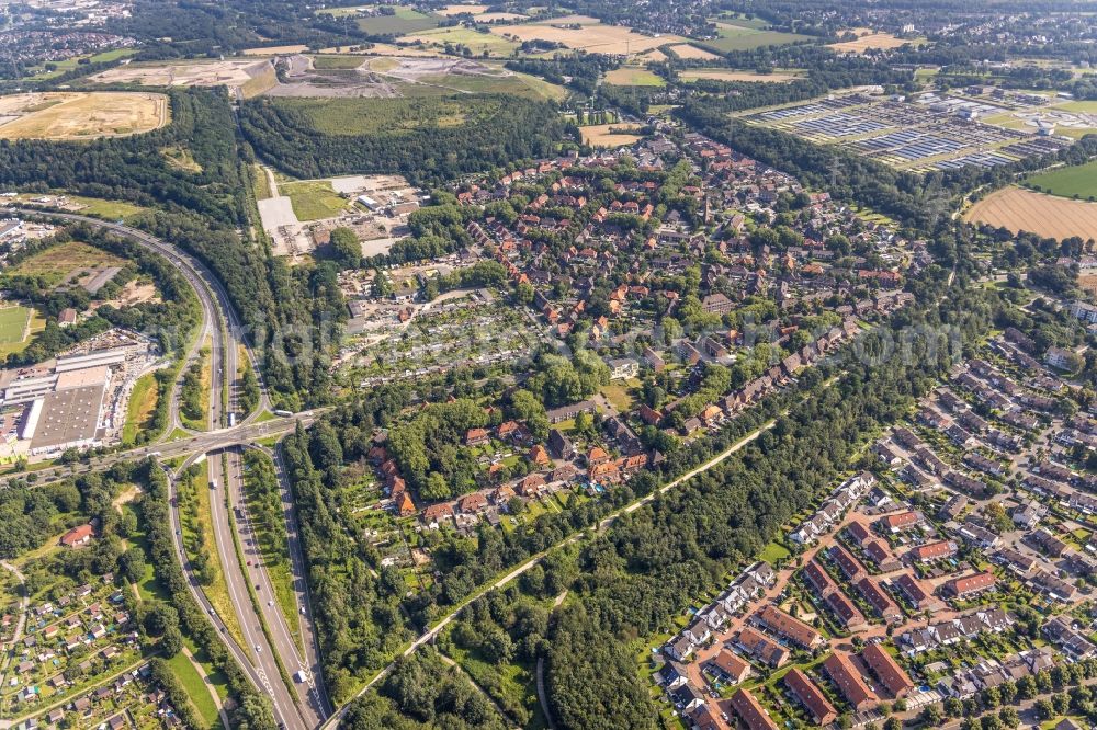 Aerial photograph Duisburg - Residential area of a multi-family house settlement with a church building in the center between Am Dyck - Dr.-Hans-Boeckler-Strasse - Schachtstrasse in the district Wehofen in Duisburg at Ruhrgebiet in the state North Rhine-Westphalia, Germany