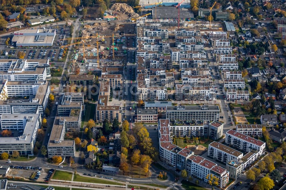 Düsseldorf from the bird's eye view: Residential area of a multi-family housing estate between Metro-Strasse and Roepkestrasse in Duesseldorf, North Rhine-Westphalia, Germany