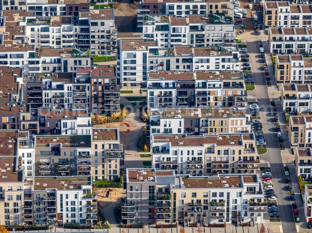 Aerial image Düsseldorf - Residential area of a multi-family housing estate between Metro-Strasse and Roepkestrasse in Duesseldorf, North Rhine-Westphalia, Germany