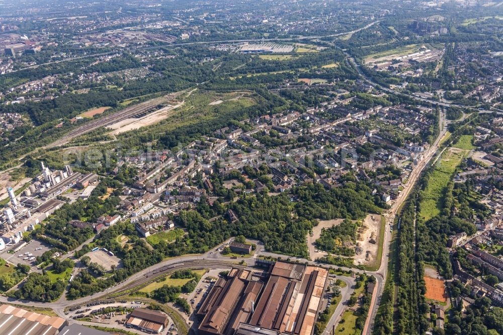 Duisburg from above - Residential area of a multi-family house settlement between Spichernstrasse - Bergstrasse - Vohwinkelstrasse in the district Untermeiderich in Duisburg at Ruhrgebiet in the state North Rhine-Westphalia, Germany