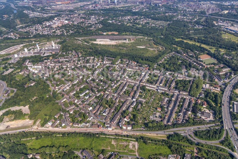 Duisburg from the bird's eye view: Residential area of a multi-family house settlement between Spichernstrasse - Bergstrasse - Vohwinkelstrasse in the district Untermeiderich in Duisburg at Ruhrgebiet in the state North Rhine-Westphalia, Germany