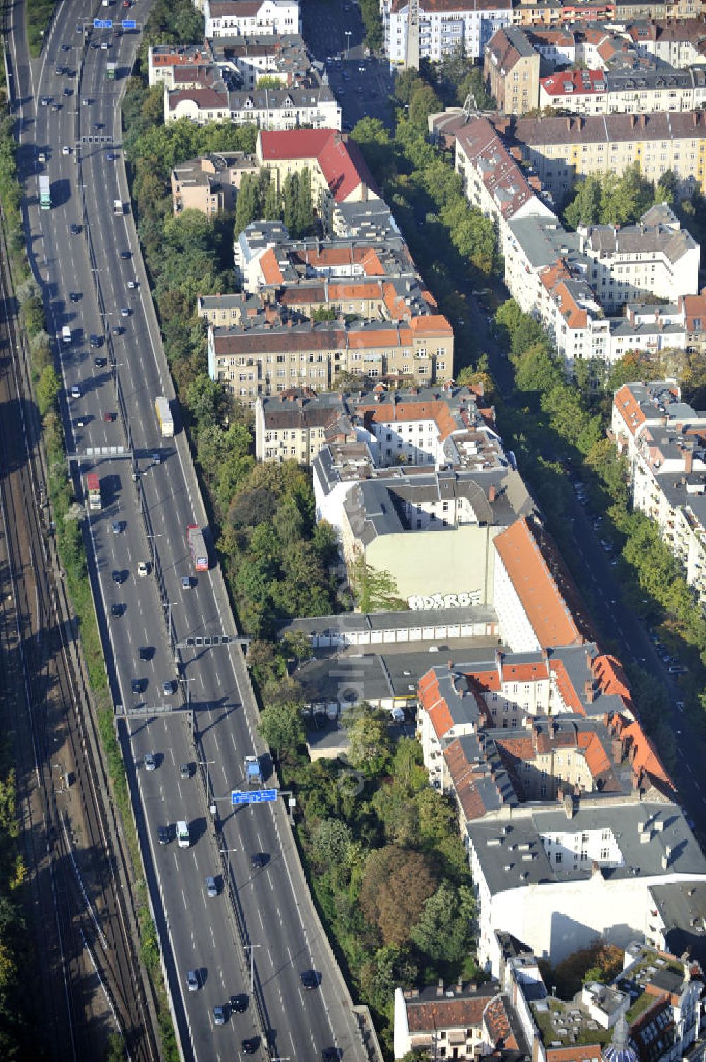 Aerial photograph Berlin Wilmersdorf - Mehrfamilienhäuser an der Autobahn A 100 in Berlin-Wilmersdorf. Blocks of flats at the motorway A100 in Berlin-Wilmersdorf.