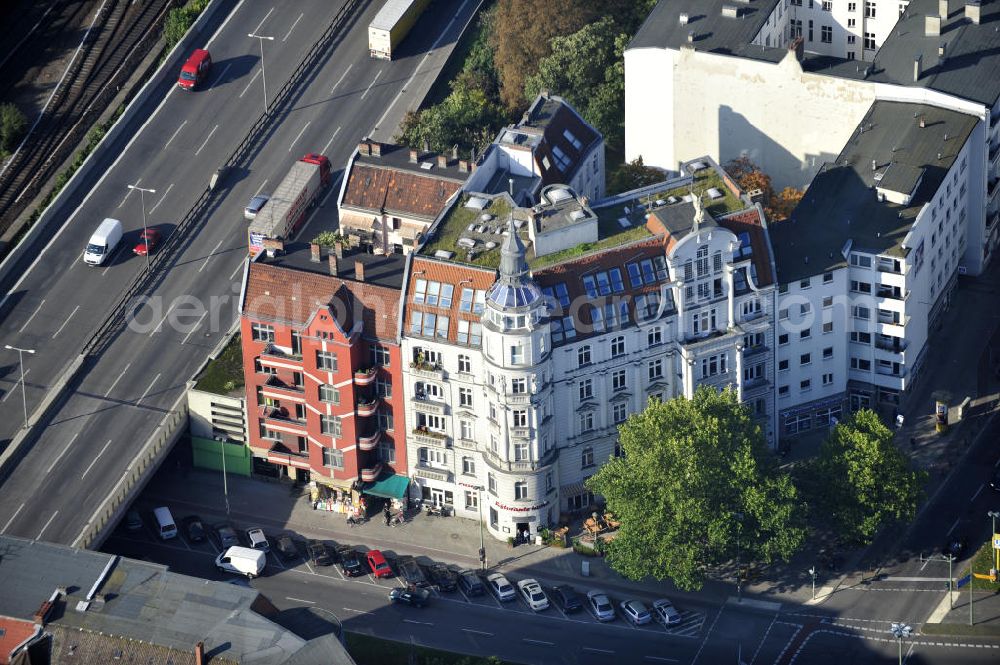 Berlin Wilmersdorf from above - Mehrfamilienhäuser an der Autobahn A 100 Ecke Bundesallee in Berlin-Wilmersdorf. Blocks of flats at the motorway A100 / street Bundesallee in Berlin-Wilmersdorf.