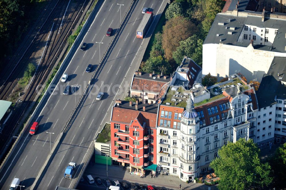 Berlin Wilmersdorf from the bird's eye view: Mehrfamilienhäuser an der Autobahn A 100 Ecke Bundesallee in Berlin-Wilmersdorf. Blocks of flats at the motorway A100 / street Bundesallee in Berlin-Wilmersdorf.