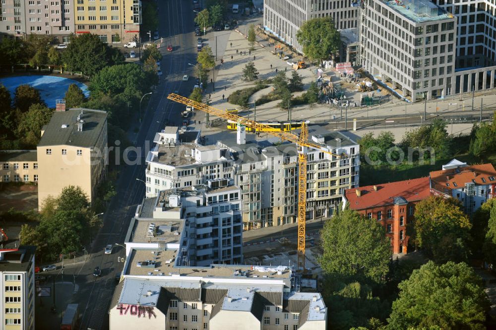 Berlin Mitte from the bird's eye view: Mehrfamilienhäuser an der Invalidenstraße Ecke Gartenstraße in Berlin-Mitte. Blocks of flats at the street Invalidenstraße / Gartenstraße in Berlin-Mitte.