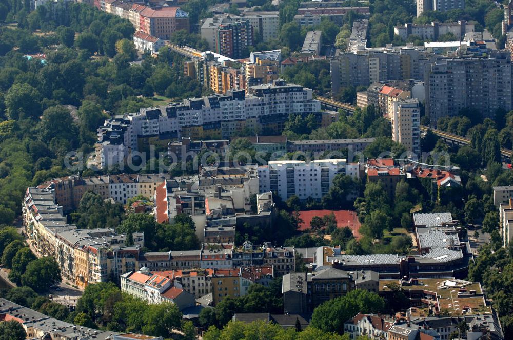 Aerial image Berlin - Blick auf das Wohngebiet am Fraenkelufer zwischen dem Kottbusser Tor und dem Böcklerpark in Berlin-Kreuzberg mit verschiedenen Mehrfamilienhäuser und der Jens-Nydahl-Grundschule.