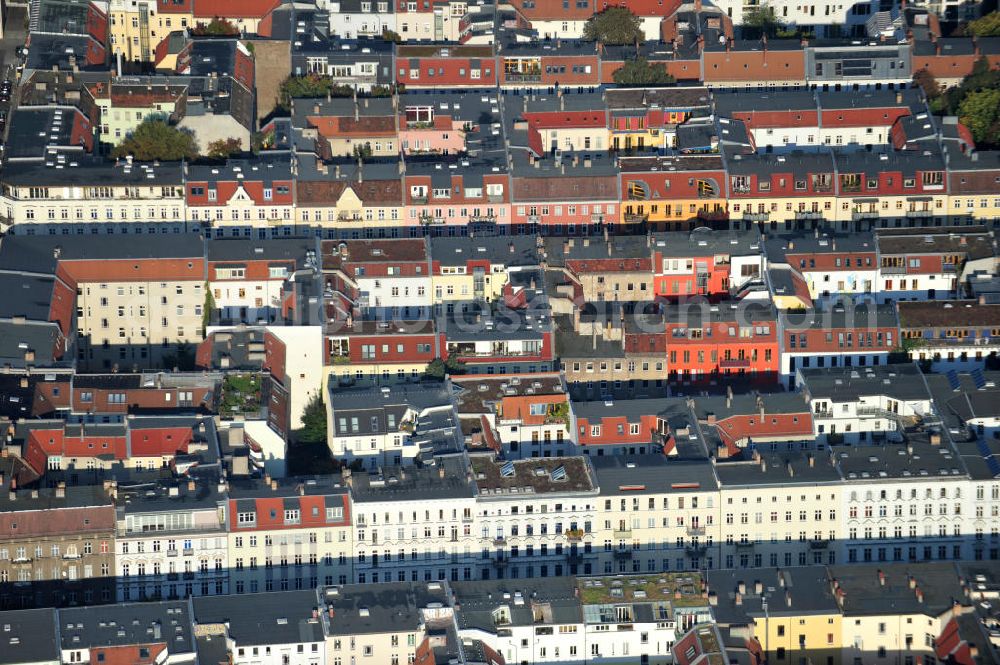 Berlin from above - Blick auf Mehrfamilienhäuser an der Schliemannstraße und der Lychener Straße in Berlin-Prenzlauer Berg. View of block of flats at the Schliemannstrasse and Lychener Strasse in Berlin-Prenzlauer Berg.