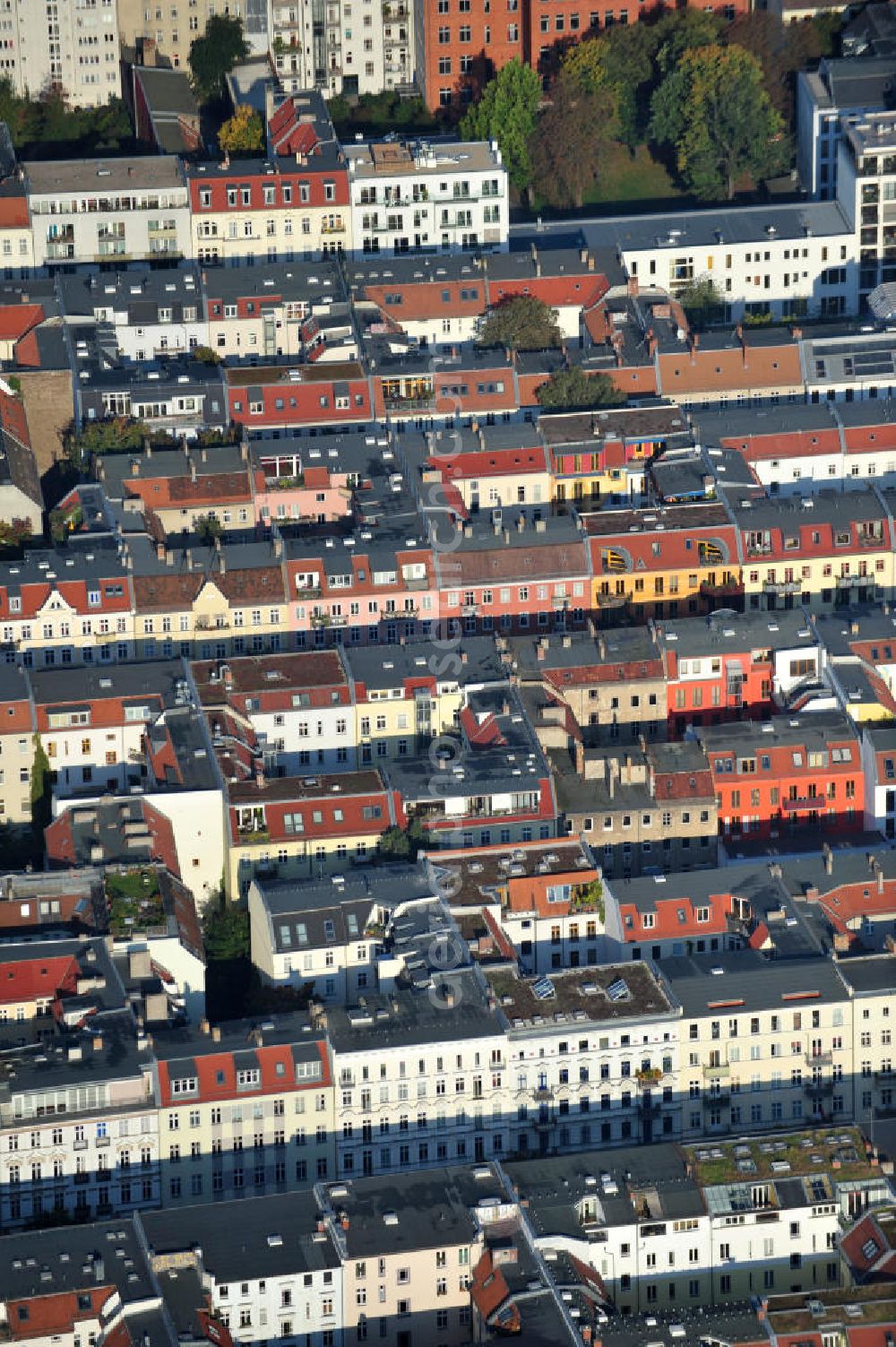 Berlin from the bird's eye view: Blick auf Mehrfamilienhäuser an der Schliemannstraße und der Lychener Straße in Berlin-Prenzlauer Berg. View of block of flats at the Schliemannstrasse and Lychener Strasse in Berlin-Prenzlauer Berg.