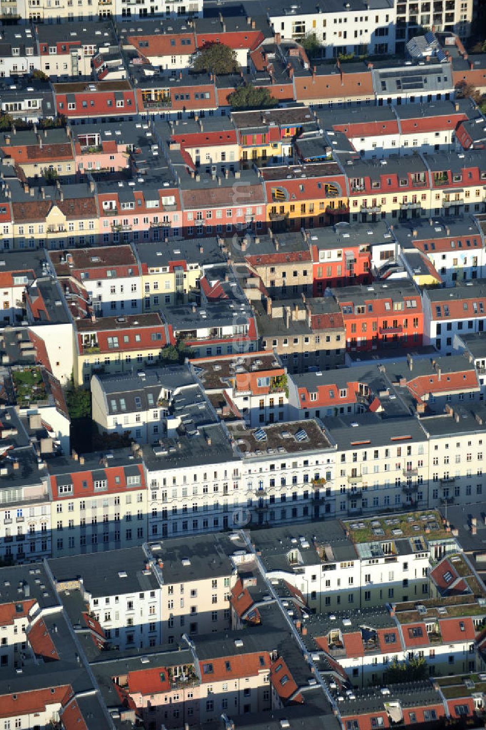 Aerial image Berlin - Blick auf Mehrfamilienhäuser an der Schliemannstraße und der Lychener Straße in Berlin-Prenzlauer Berg. View of block of flats at the Schliemannstrasse and Lychener Strasse in Berlin-Prenzlauer Berg.