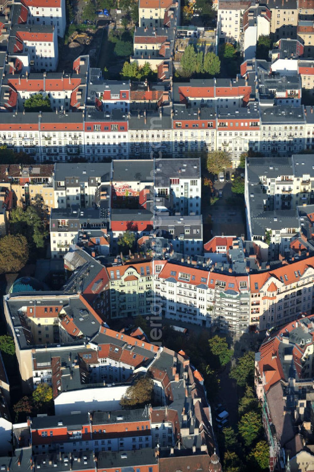 Aerial photograph Berlin - Blick auf Mehrfamilienhäuser an der Göhrener Strasse und der Dunckerstraße in Berlin-Prenzlauer Berg. View of block of flats at the Göhrener Straße and Dunckerstrasse in Berlin-Prenzlauer Berg.